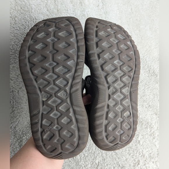 Crocs Brown Sandals Size 7 Men Or Women Size 8 I Gues Velcros Perfect For Summer - Picture 6 of 9